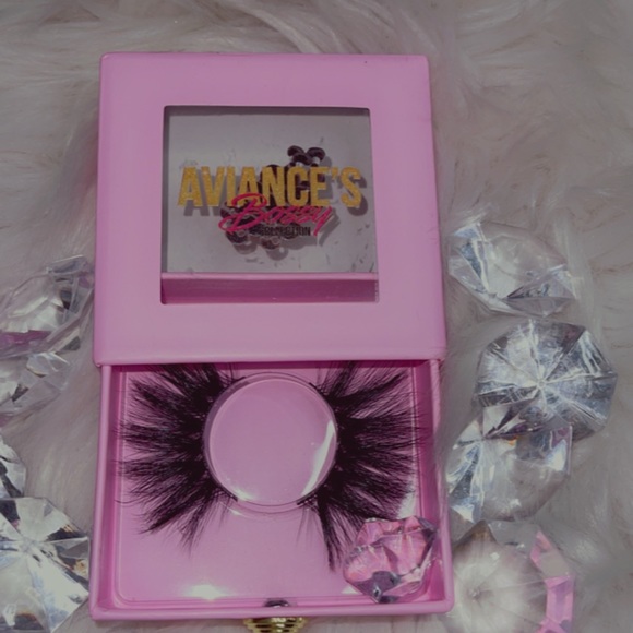 Lashes - Picture 5 of 8